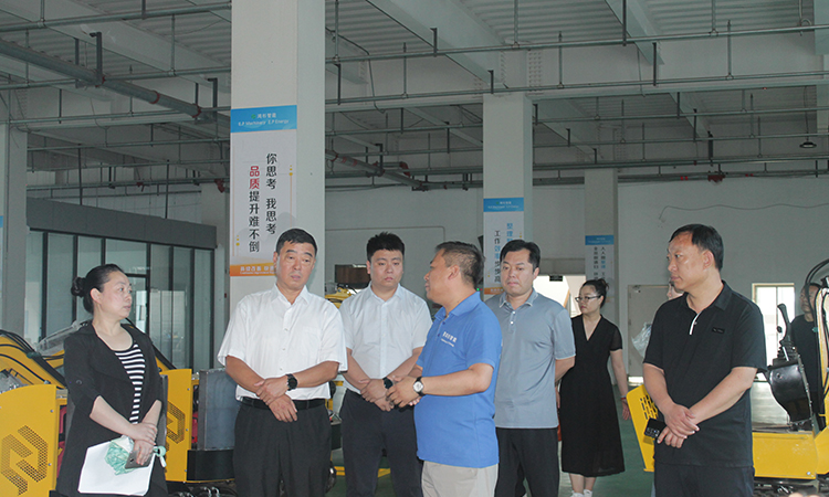 The Chairman of the Group accompanied Secretary Yuan to visit the excavator