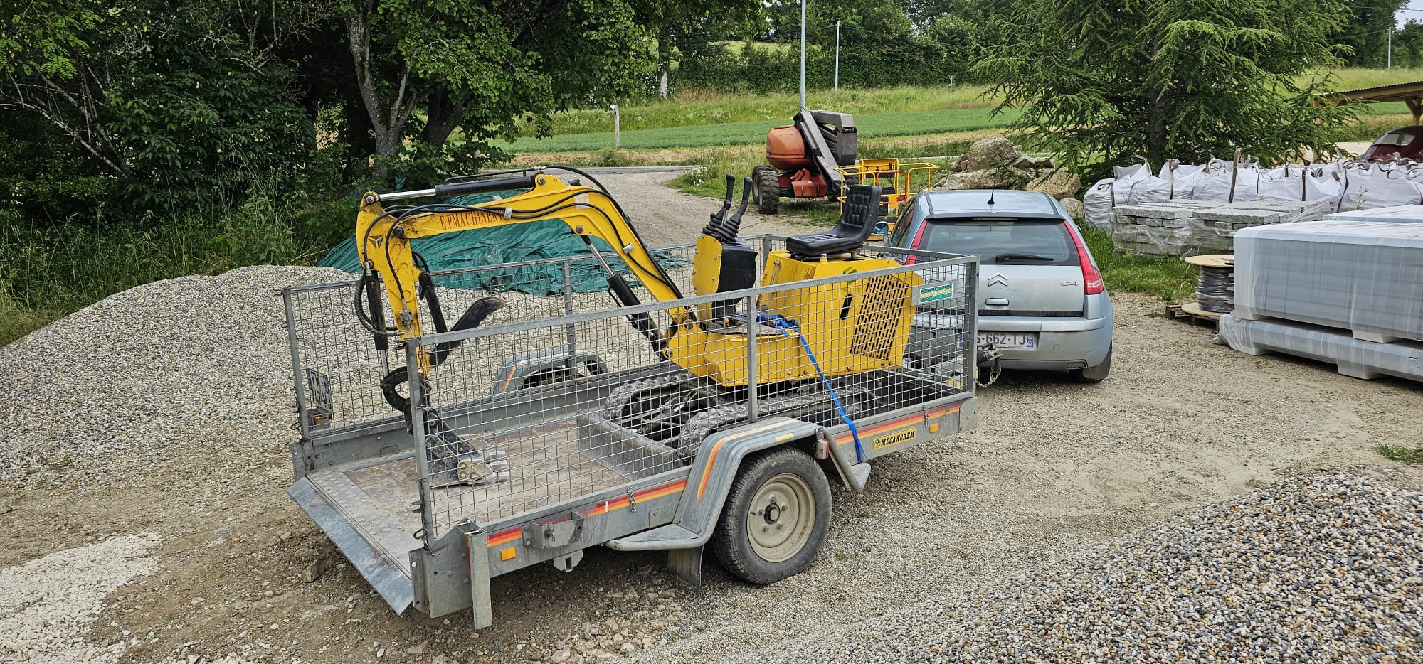 Customers use EP 1.0 ton mini small excavator MY10A on the construction site